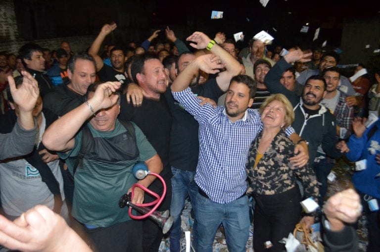 Marcos Torres trasladó los festejos al patio del local