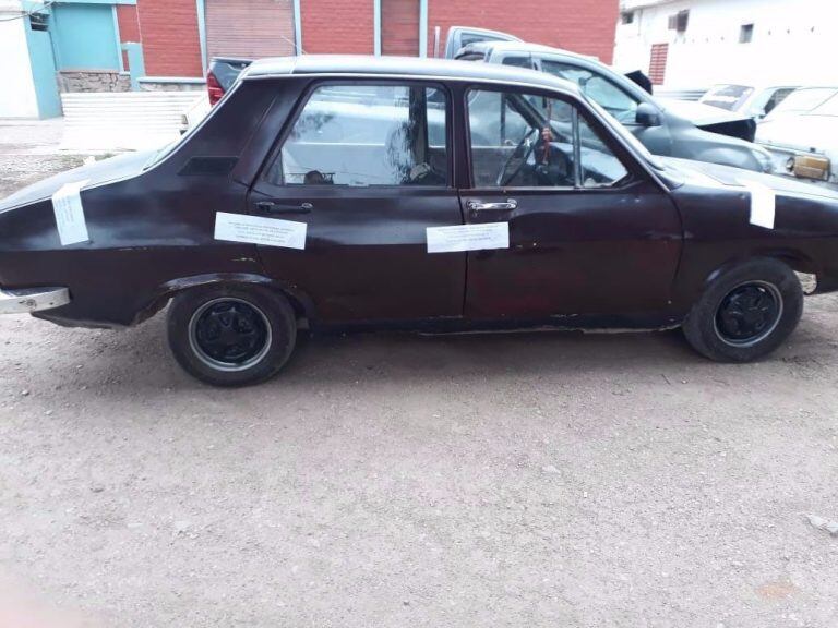 El Renault 12 secuestrado por la Policía.