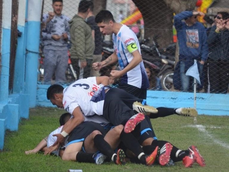 Festejo de gol para el celeste de Marcos Juárez. Gentileza: La Info Semanal.