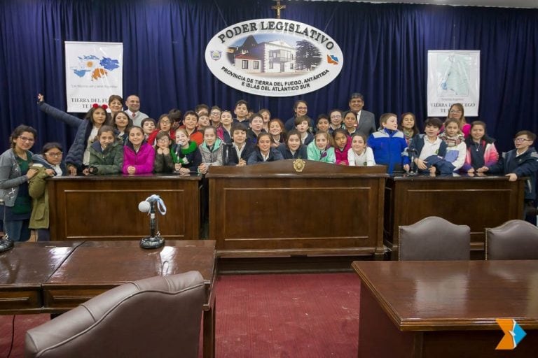 Alumnos visitan la Legislatura de TDF