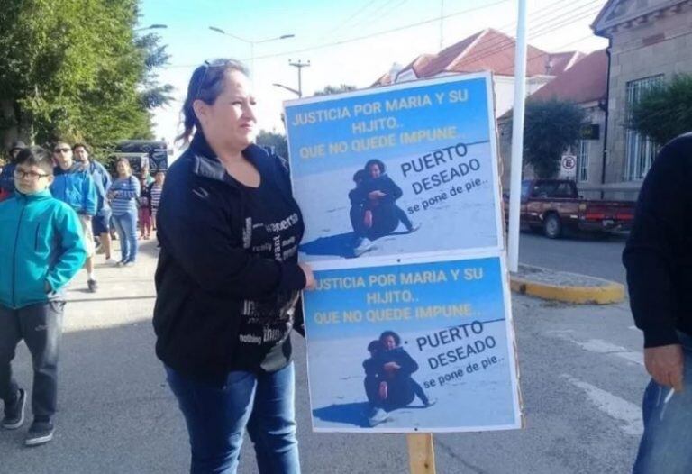 Vecinos reclamaron justicia por la violación a una turista salteña violada y el asesinato de su pequeño hijo.