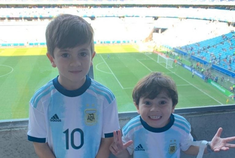 Mateo y Thiago Messi vieron el partido entre Argentina y Catar en Porto Alegre por la Copa América 2019. (@antonelaroccuzzo)