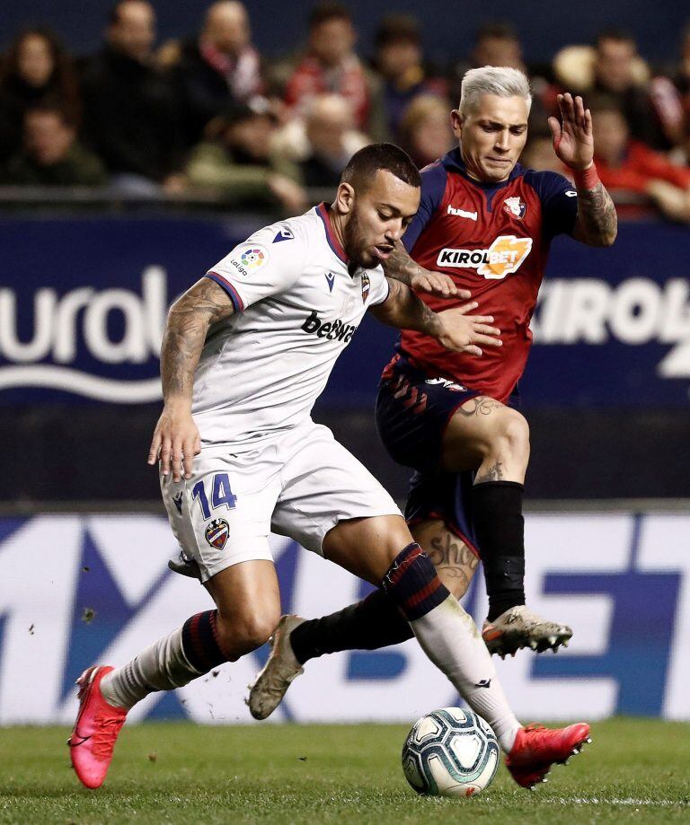 GRAF7723. PAMPLONA, 24/01/2020.- El delantero argentino de Osasuna, Luis "Chimy" Ávila (d), disputa el balón ante el defensa portugués Rubén Vezo, en la jugada que se ha producido la lesión durante el encuentro correspondiente a la jornada 21 de primera división que han disputado esta noche frente al Levante en el estadio de El Sadar, en Pamplona. EFE/Jesús Diges.