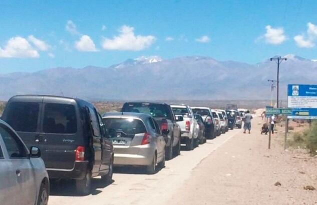 El sistema consiste en avanzar en grupos, por turnos de hasta 250 autos en alta montaña para mantener un tránsito fluido.