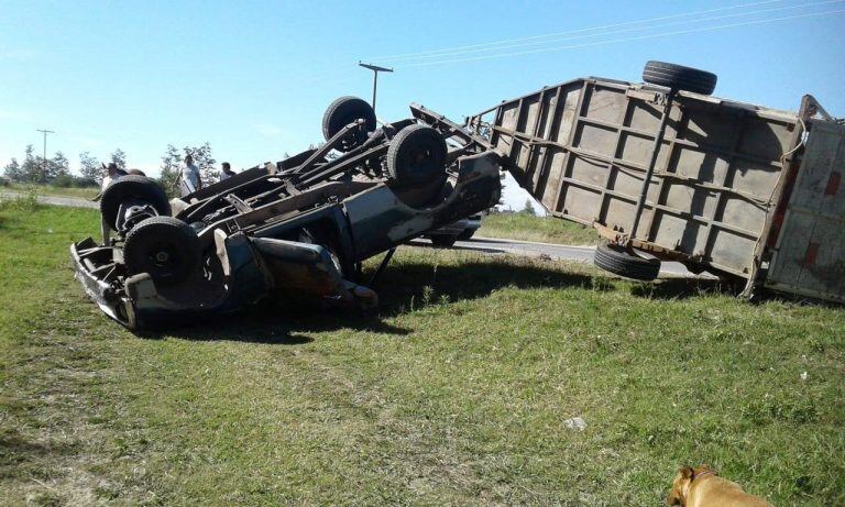 Vuelco de la camioneta junto al trailer en el que trasladaba dos caballos.