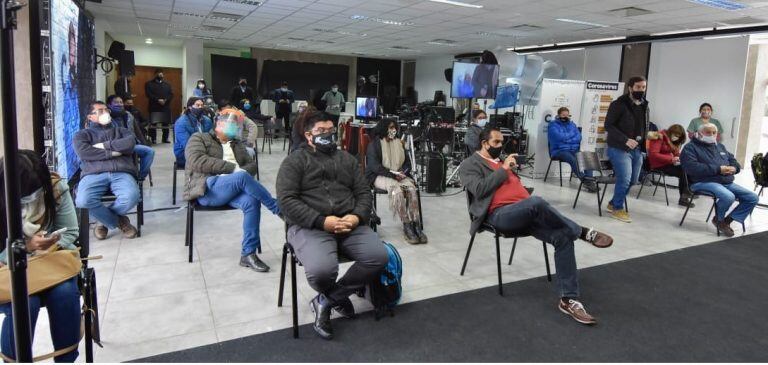 Guardando la distancia y usando barbijos, los periodistas que participaron de la conferencia de prensa en las oficinas de la Ciudad Cultural.