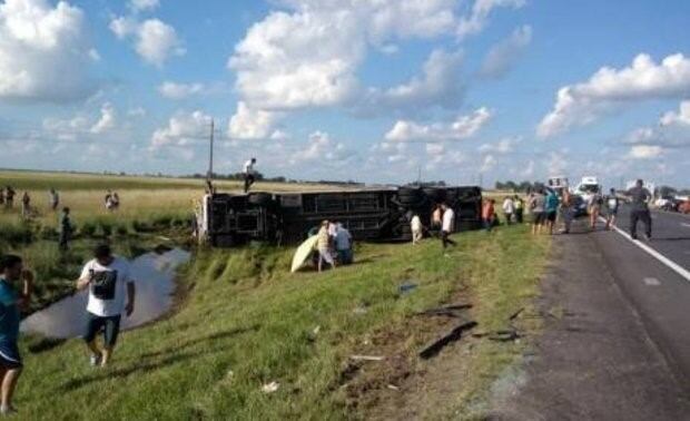 Volcó un micro cerca de La Plata que había salido desde Bahía Blanca