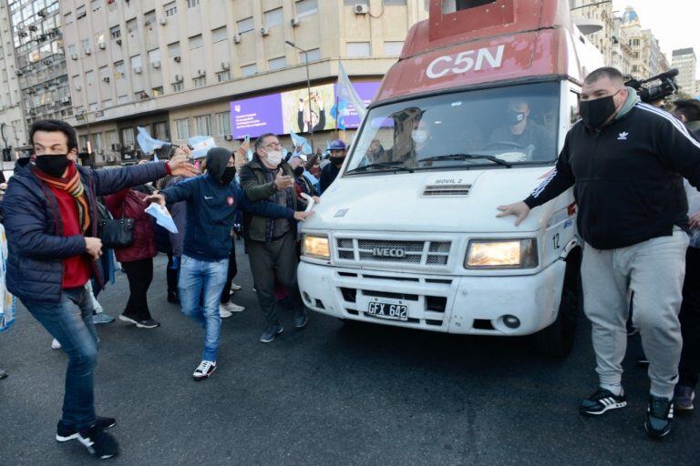 Manifestantes atacaron el camión de exteriores del canal C5N (Fotos: Clarín)