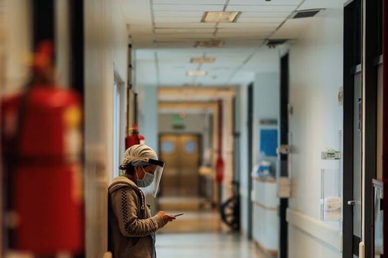 Una enfermera toma un descanso en el pasillo de un área de COVID-19 en un hospital de la provincia de Buenos Aires (Argentina). (Foto: EFE/Juan Ignacio Roncoroni)