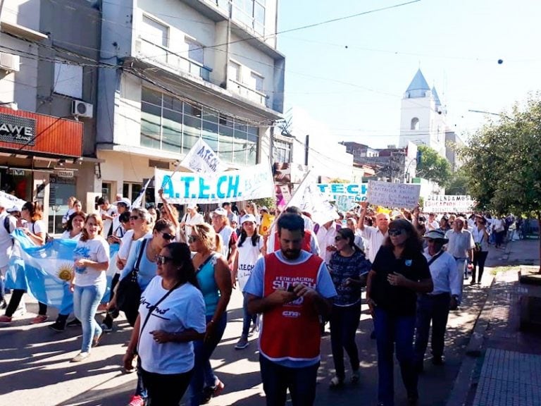 Docentes marcharon en reclamo de aumentos salariales. Rechazaron el 30% anunciado a través de los medios por falta de seriedad. Foto: ChacoDíaPorDía.