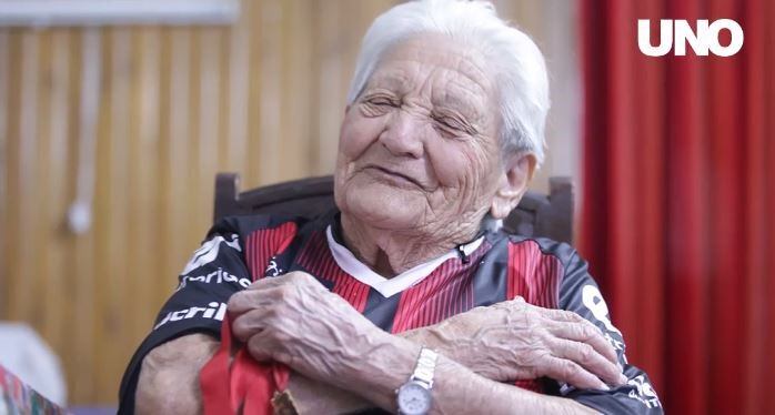 Doña Paula recibió de regalo la remera de Patronato firmada (UNO).