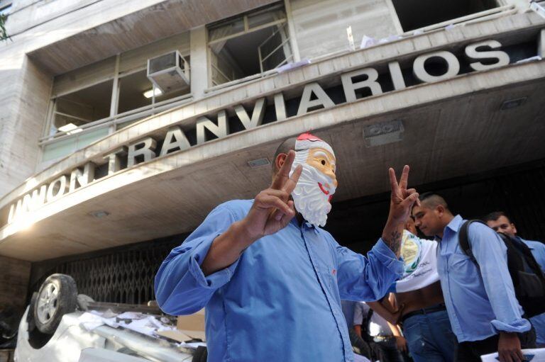 Graves incidentes en la sede de la UTA por una interna gremial. (Foto: Clarín)