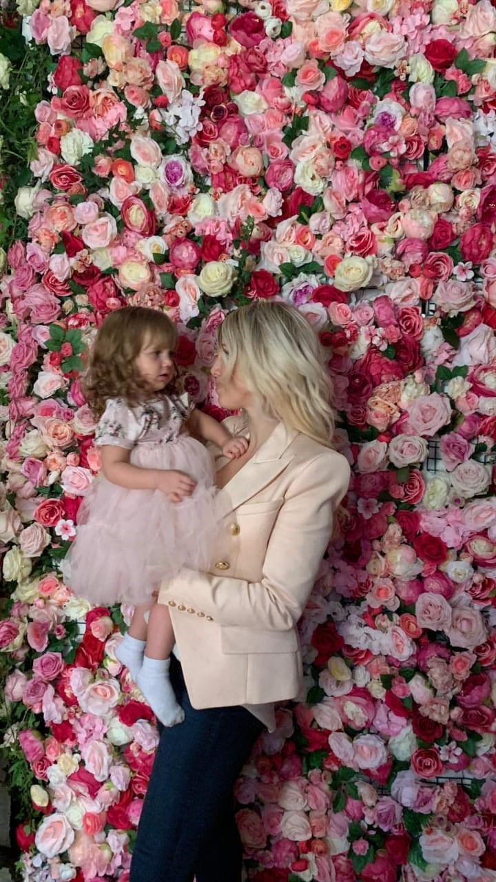 Wanda e Isabella junto a cientos de rosas (Foto: Instagram)