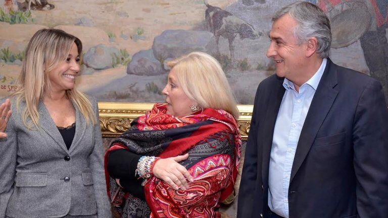 La diputada Carrió en diálogo con Tulia Snopek y el gobernador Morales, minutos antes de presentar su libro en la Legislatura.