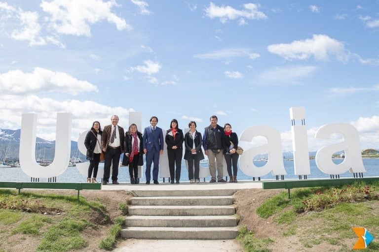 Durante la visita, también se sacaron fotografías en el cartel de Ushuaia