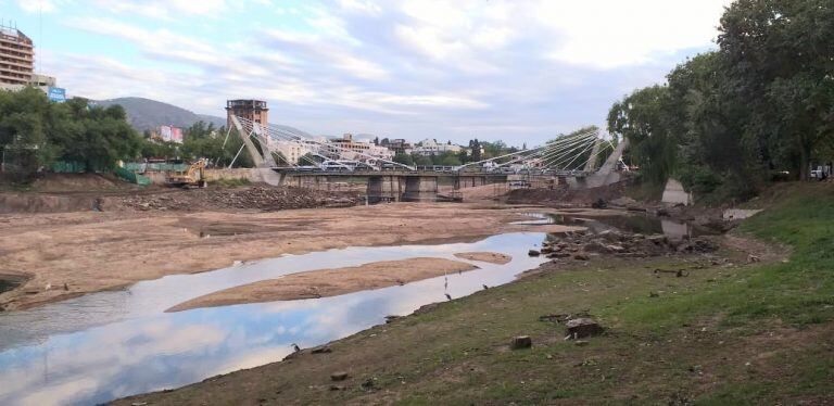 Así se encuentra el avance de obra del nuevo puente peatonal en Carlos Paz.