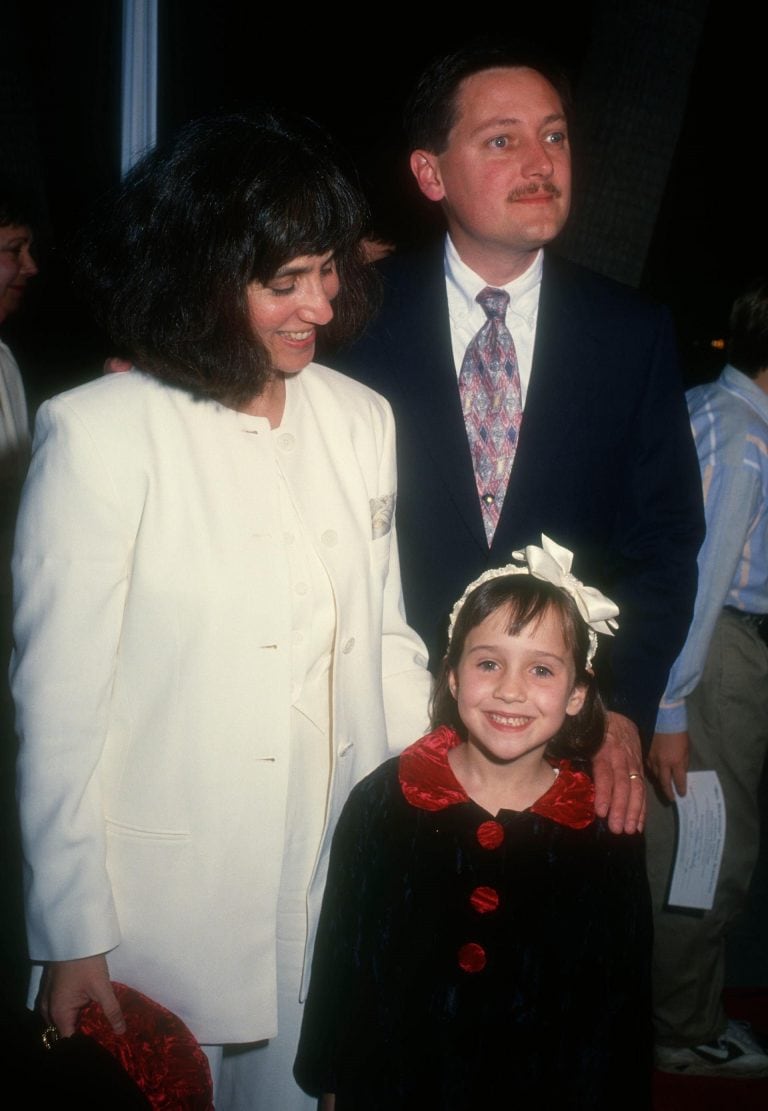 Mara Wilson junto a sus padres