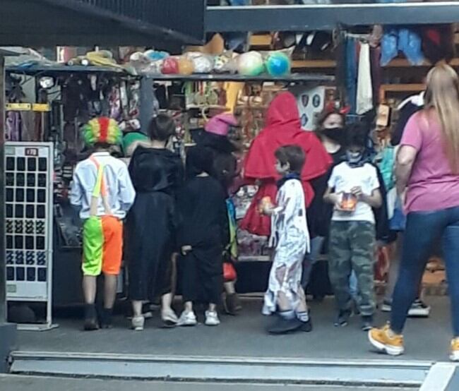 Pelucas, sombreros, máscaras, y maquillajes alusivos, fueron los protagonistas de la tarde.