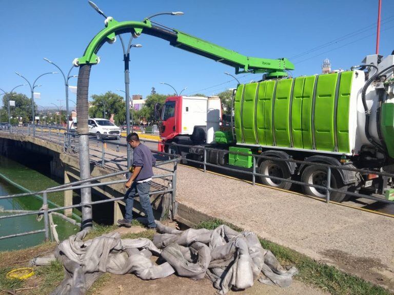 Extraen las cianobacterias y las depositan en el Centro Ambiental mediante camiones atmosféricos. (Foto: Municipal).