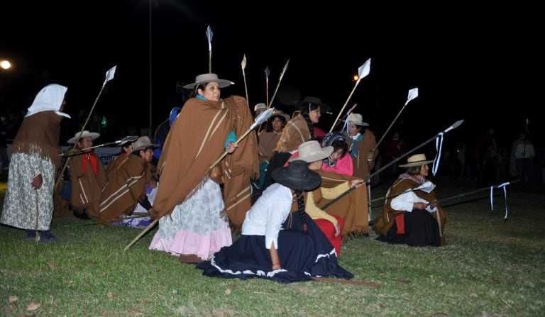 La independencia que se firmó en los papeles, se construyó en la “carne” de los pueblos y llevó quince años de luchas y defensas.