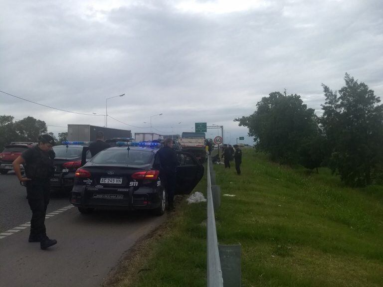 Los móviles policiales recorrieron buena parte de la zona oeste. (@fenirubio)