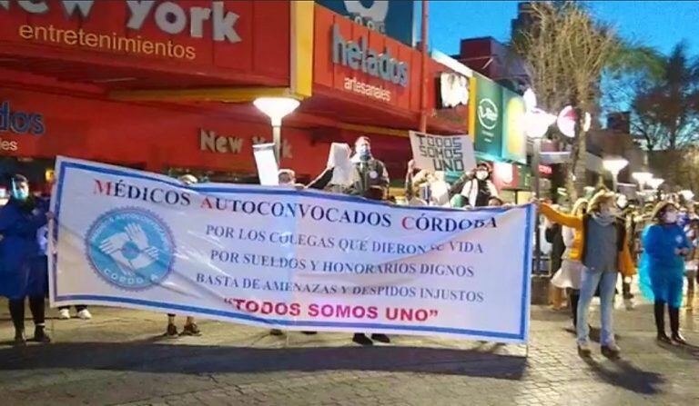 Marcha pacífica de médicos autoconvocados en Carlos Paz. (Foto: web).