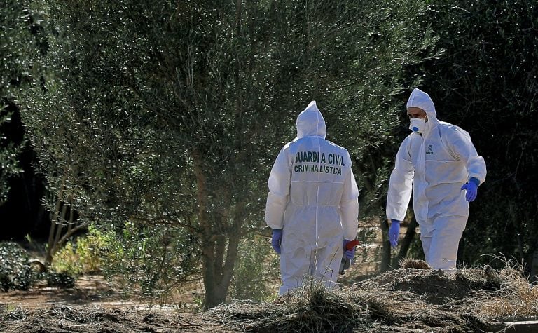 Agentes de la Policía Científica de la Guardia Civil trabajan en el lugar donde se encontraron los cuerpos