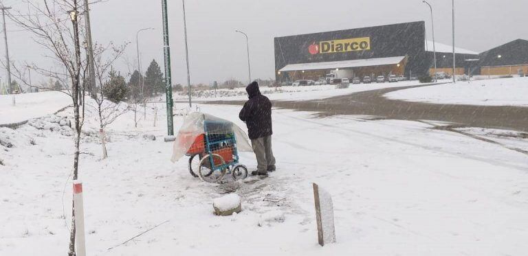 Así trabajan en Bariloche a pesar del frío y la nieve (Bariloche2000).