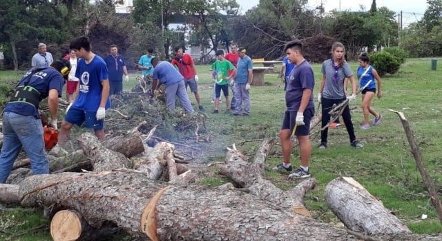 Funcionarios con la escoba