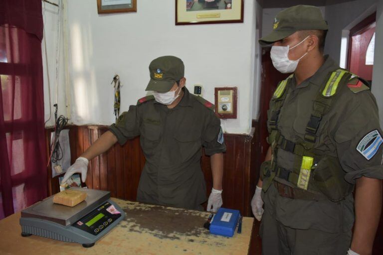 El can antinarcóticos detectó la droga en la baulera del colectivo