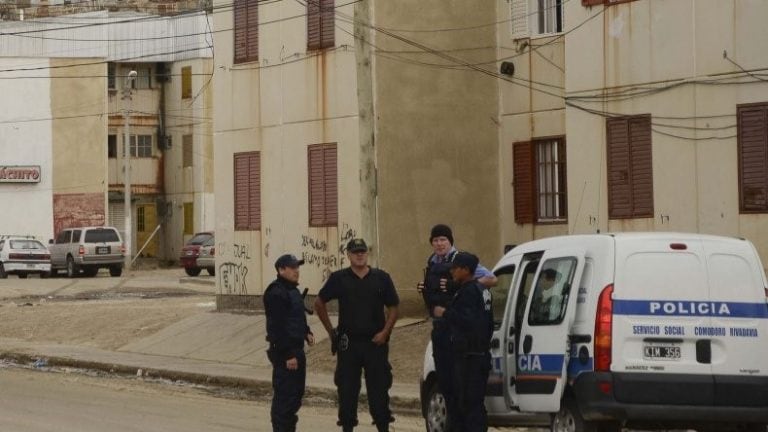 La policía desarrolla allanamientos en busca de uno de los delincuentes.