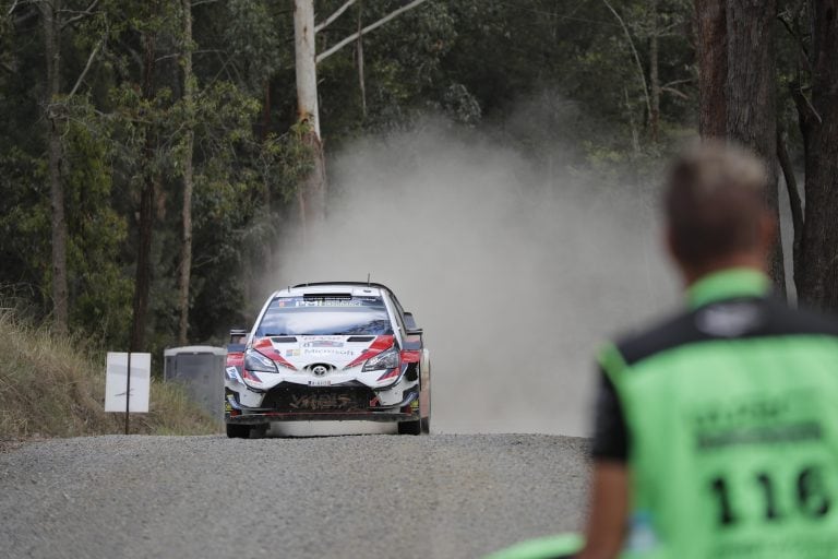 Tanak busca su quinta victoria del año como para seguir teniendo chances. Igual, depende del resultado de sus dos rivales por el cetro, Ogier y Neuville.