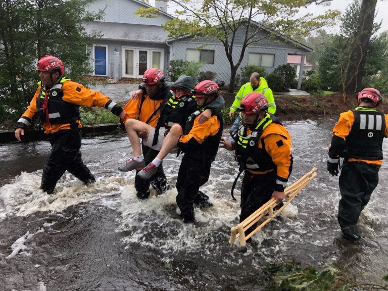 Centenares de personas fueron rescatadas debido a las inundaciones. Foto: REUTERS.