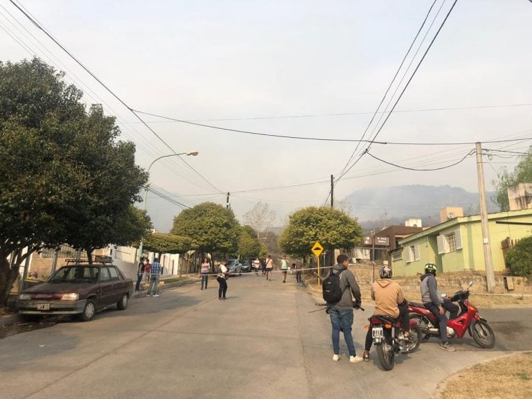 Vecinos autoconvocados y organizados para colaborar. (Foto: VíaCarlosPaz).