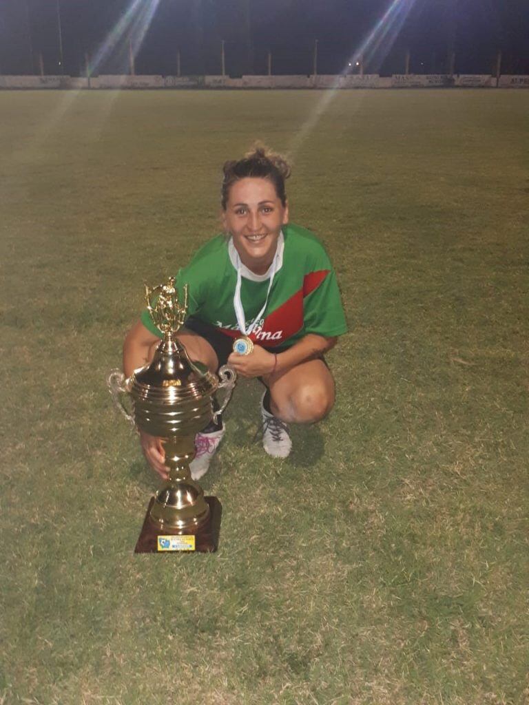 Carolina Navarro una mujer del fútbol de Arroyito