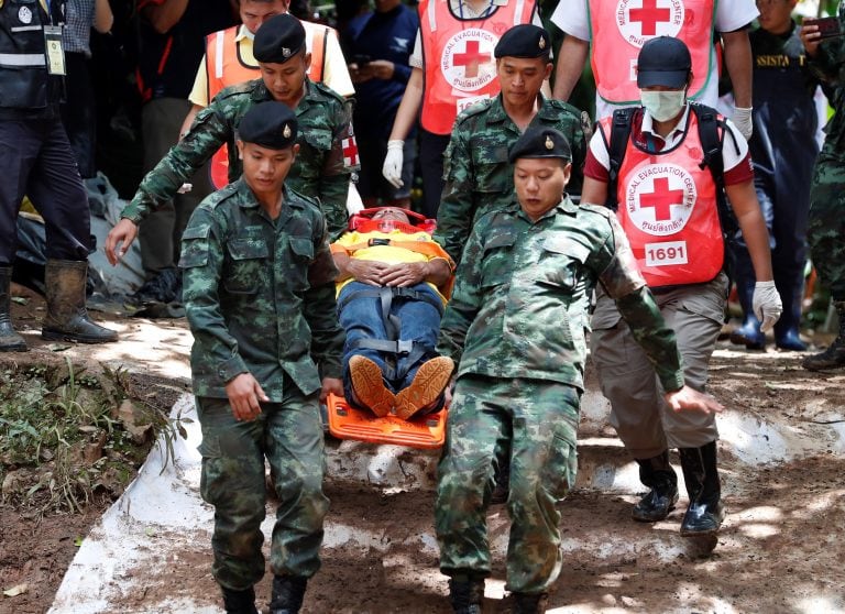 Varios médicos militares participan en un simulacro para preparar la evacuación de los heridos.