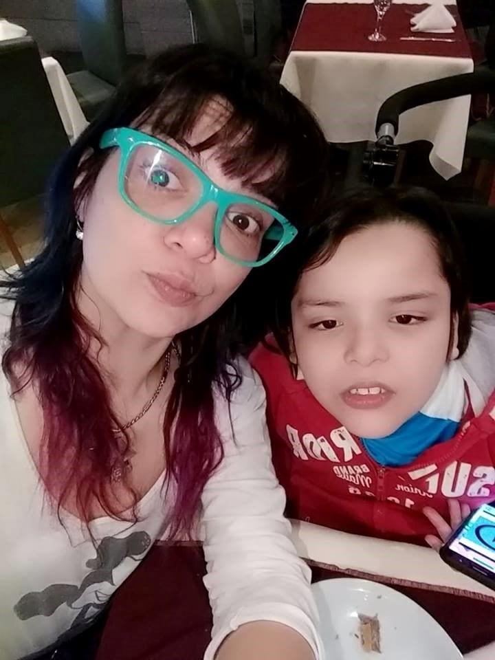 Valeria Cáceres junto a su hijo Bautista