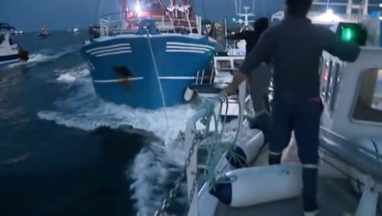 Pesqueros británicos y franceses se cruzaron en el Canal de la Mancha.