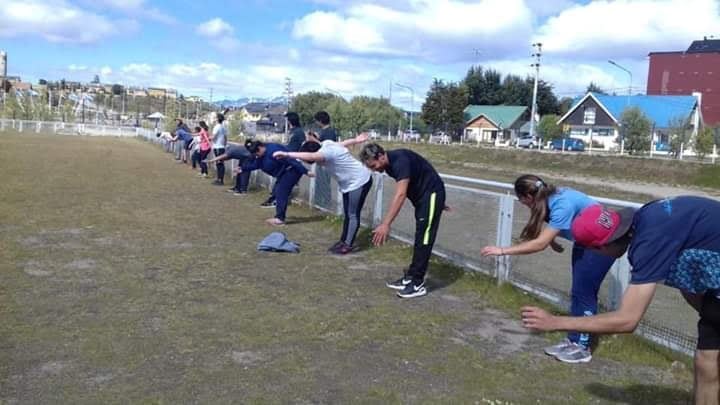 Los atletas entrenando dentro de la cancha de rugby Agustín Pichot.