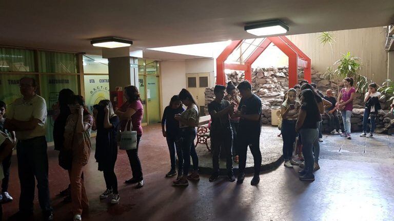 Interminables colas para activar las tarjetas del Boleto Educativo Gratuito en la vieja Terminal de Ómnibus de Córdoba.