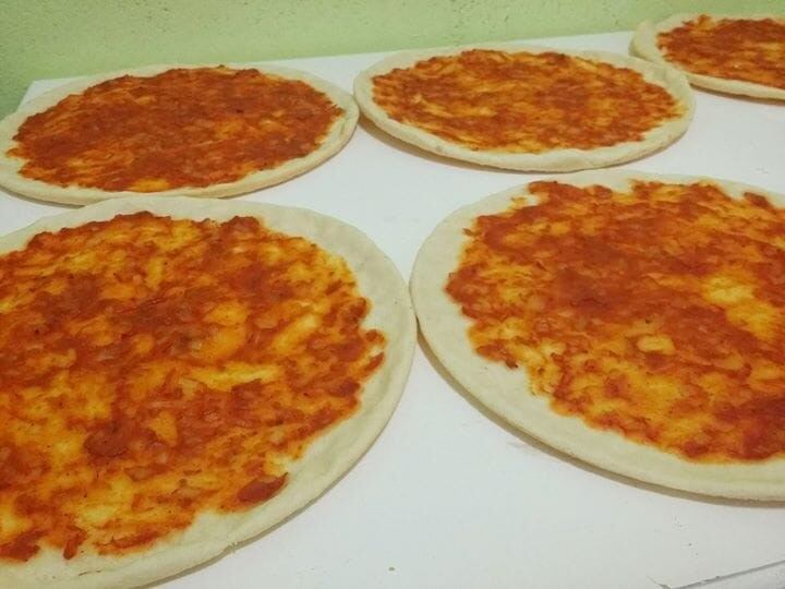 Una muestra de las pre-pizzas que cocinan y ofrecen a la venta.