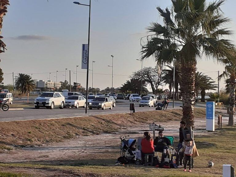 Gente en la costanera de Miramar