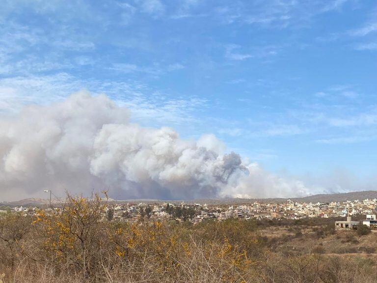 El fuego avanzando en zona del CONAE.