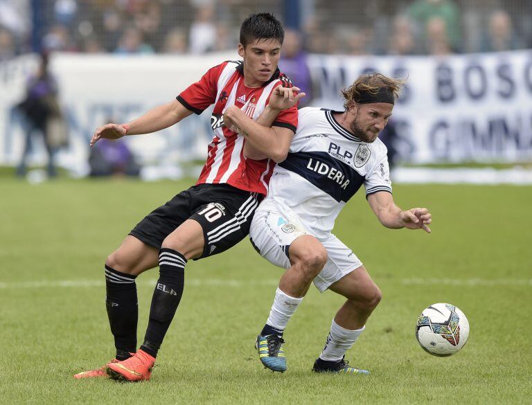 Gimnasia's defender Facundo Oreja (R) vies for the ball with Estudiantes' midfielder Joaquin Correa during their Copa Sudamericana 2014 second stage first leg football match at Gimnasia y Esgrima de La Plata stadium in La Plata, Buenos Aires, Argentina, on September 3, 2014. AFP PHOTO / Juan Mabromata

 la plata buenos aires joaquin correa facundo oreja futbol copa sudamericana 2014 futbol futbolistas gimnasia de la plata estudiantes