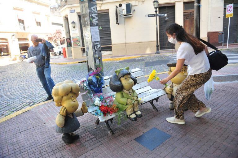 Flores a Mafalda en San telmo (Foto: Clarín)