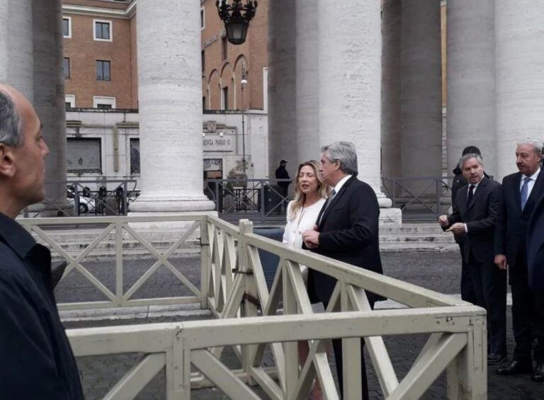 El presidente Alberto Fernández, junto a su esposa Fabiola Yañez, durante una misa en el Vaticano. (Clarín)