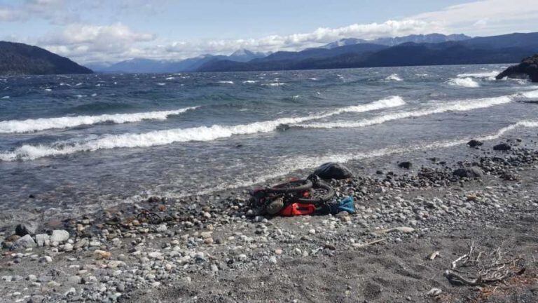 Vecinos cercanos a donde fue encontrado el turista dieron aviso a las autoridades (Río Negro).