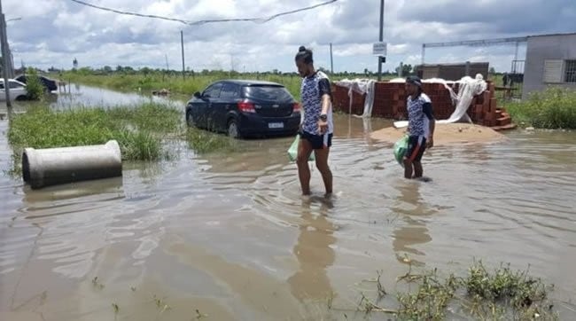 Jugadores del plantel Chaco For Ever llevaron donaciones a vecinos de Resistencia afectados por el temporal.