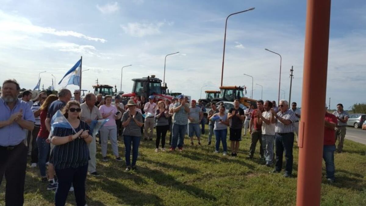 Asamblea de productores agropecuarios en el cruce de las rutas 51 y 205