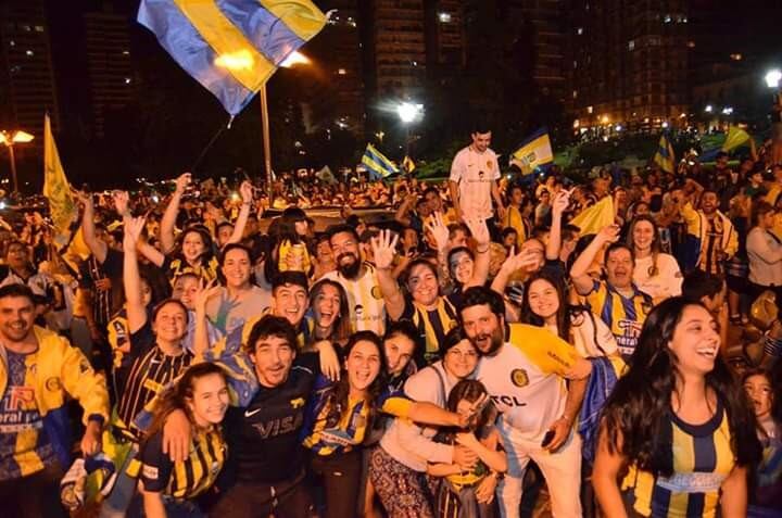 Festejo canalla en el Monumento.